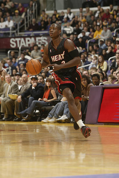 海港6日上午转道新加坡去新山，颜骏凌、徐新获颁纪念球衣（海港队6日上午经新加坡转赴新山，颜骏凌与徐新获赠纪念球衣）