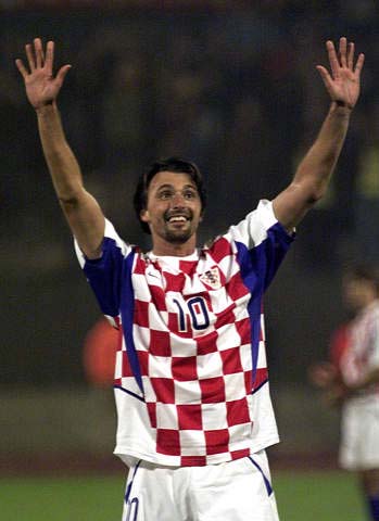 图片报：拜仁关注16岁艾希霍恩，赫塔考虑续约并提高解约金（图片报：拜仁考察16岁小将艾希霍恩，赫塔拟续约并上调解约金）