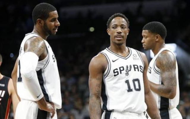 记者：上海申花5名外援以及谢鹏飞和戴伟浚随队出征亚冠客场（记者：申花5外援携谢鹏飞、戴伟浚随队征战亚冠客场）