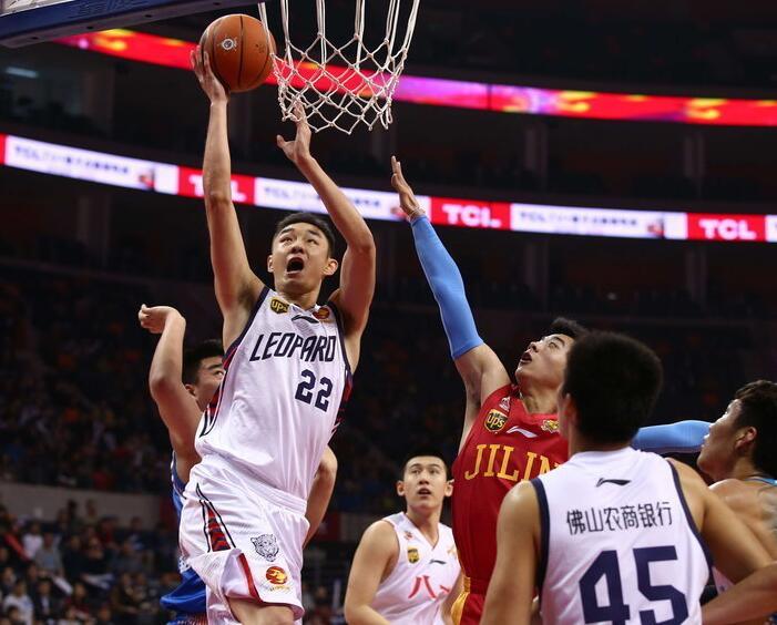 梅婷一家四口前往伯纳乌观战皇马vs尤文，女儿表示看完有点困（梅婷携全家四口现身伯纳乌看皇马对尤文，女儿直言赛后有些犯困）