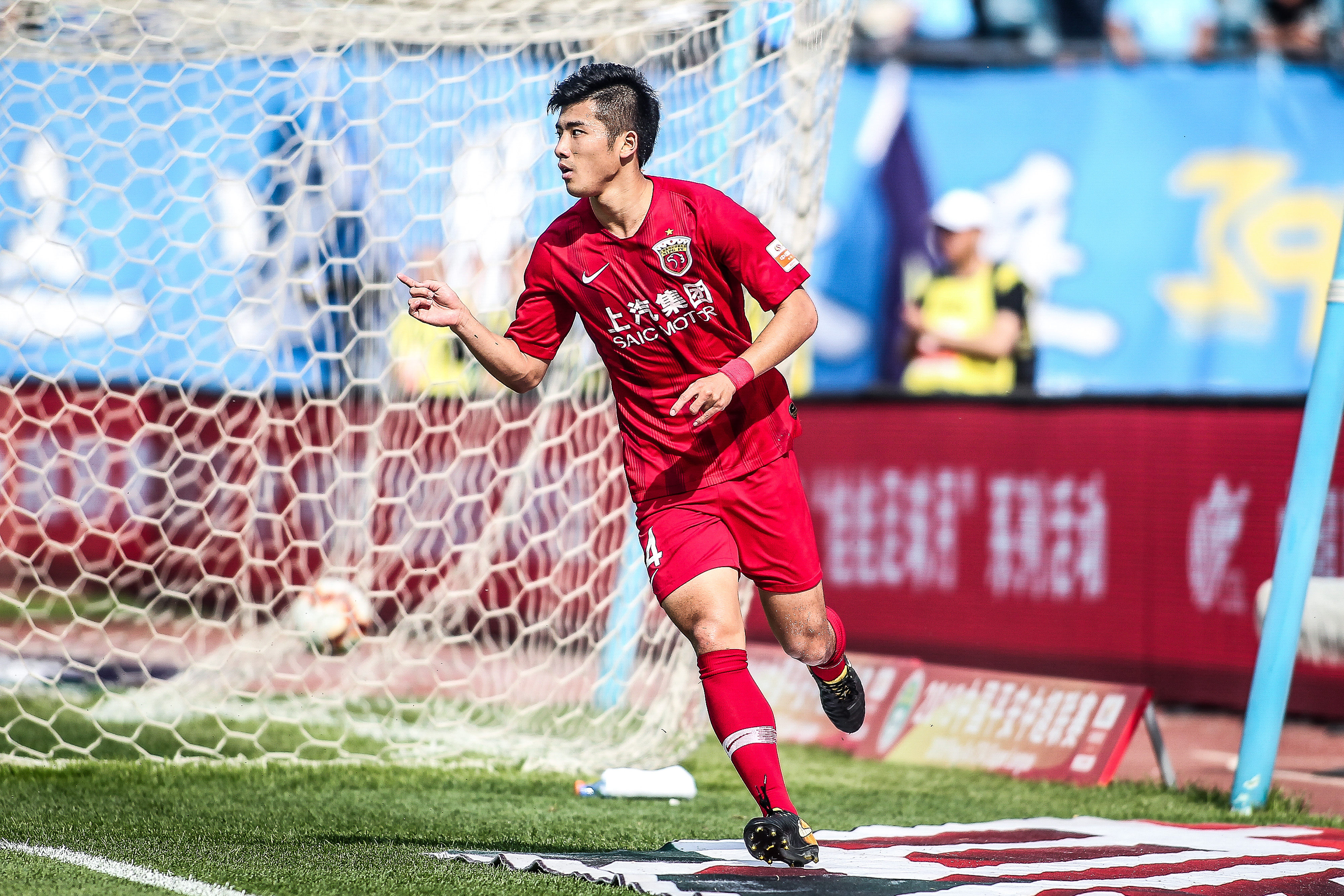 哈兰德自曝：女友看球看到“吐”，靠烹饪、玩游戏维系感情（哈兰德坦言：女友看球会难受到想吐，我们靠做饭和打游戏维系感情）