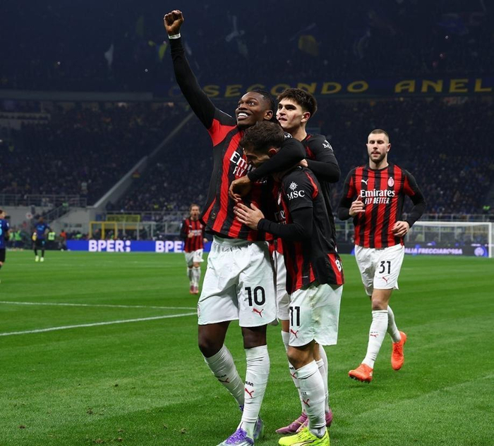 荷媒：阿贾克斯总监和滕哈格进行了长时间交谈，希望他二进宫（荷媒：阿贾克斯总监与滕哈格深度交流，期待其回归二度执教）