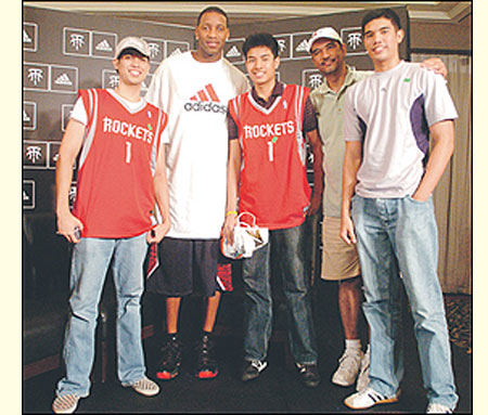 梅西在球场内与印度球迷挥手互动，之后活动因骚乱提前结束（梅西赛场向印度球迷挥手致意，现场骚乱致活动提前收场）