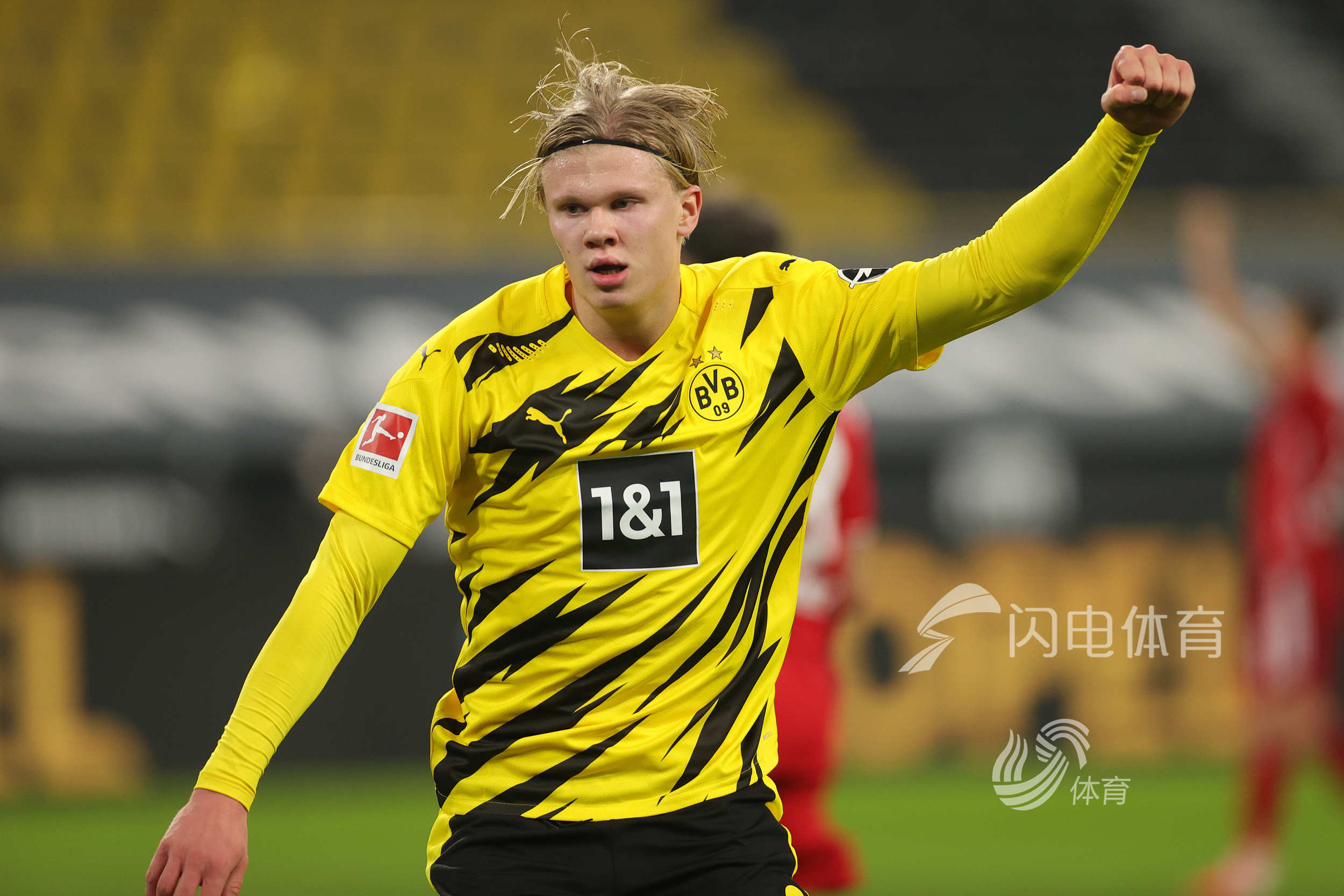 西甲：巴萨客胜扩大领先，皇马主场爆冷输球，VAR再度抢戏（西甲综述：巴萨客场取胜扩大优势，皇马主场冷负，VAR成为焦点）