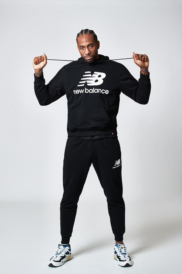 太阳报：里奇的主持人女友亮相米兰德比，透视装造型引发热议（米兰德比看台焦点：里奇的主持人女友以透视造型亮相引发热议）