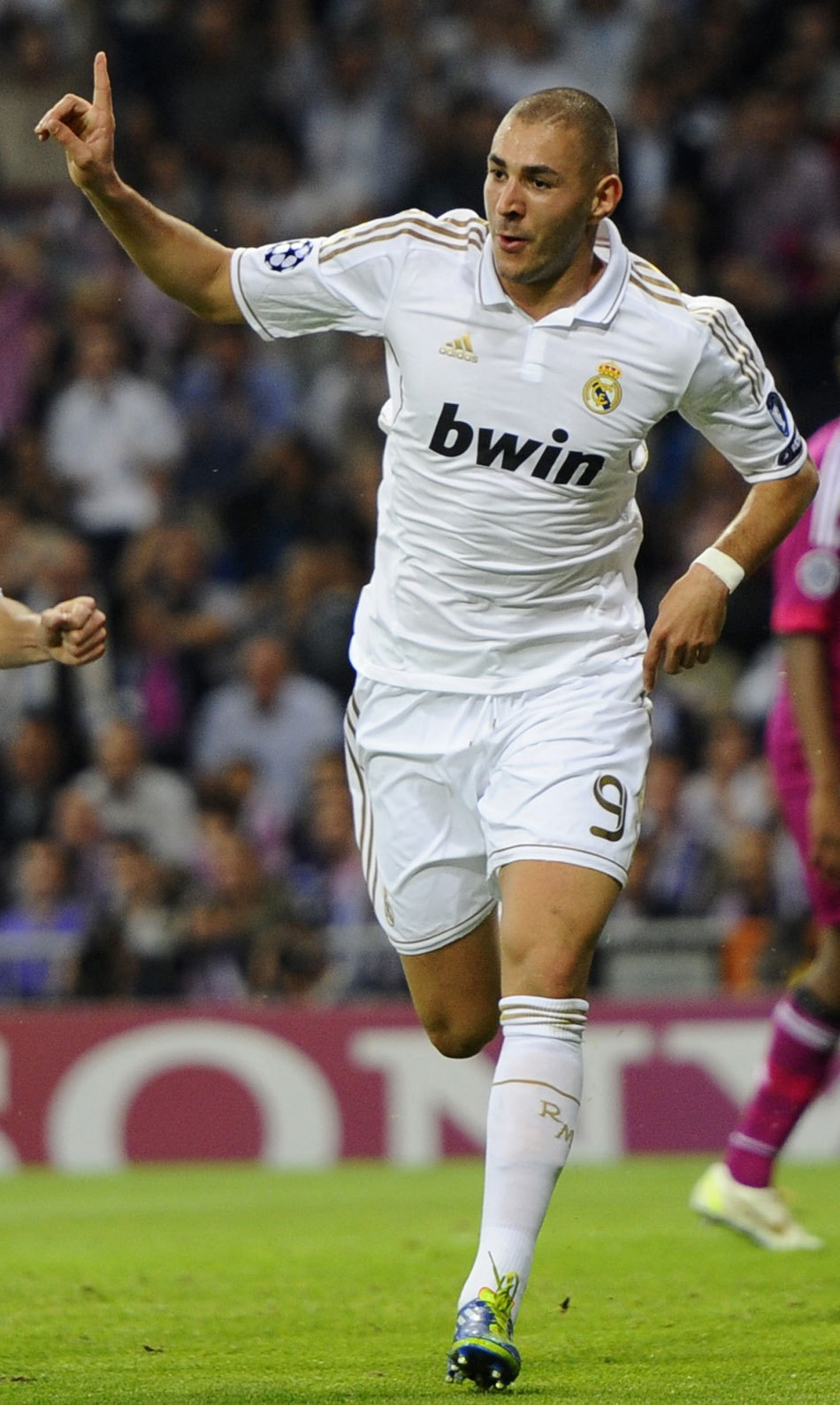 FIFA裁判主席：阿拉伯杯将试点新规，受伤球员罚下场2分钟（国际足联裁判负责人：阿拉伯杯将试行新规，受伤球员需离场2分钟）