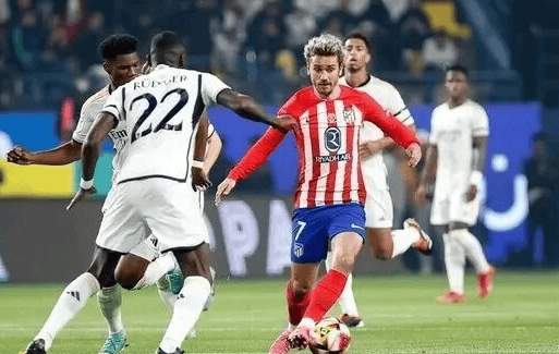 B费：留在曼联是因相信能在这赢得荣誉；和裁判摊手是沟通习惯（B费：留队曼联因坚信能在此赢得荣誉；向裁判摊手只是沟通方式）